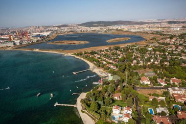 Tuzla, İstanbul, Türkiye - 25 Austos 2013; İstanbul Tuzla Bölgesi, Tuzla Tersanesi ve Tuzla Gölü. Helikopterden fotoğraf. İstanbul, Türkiye.