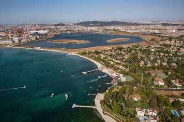 Tuzla, İstanbul, Türkiye - 25 Ağustos 2013; İstanbul Tuzla ilçesi. Marmara denizindeki tersanelerin hava manzarası. Bu tersane bölgesi 1960 'larda kuruldu ve yaklaşık 40 gemi yapım şirketi barındırıyor.