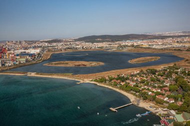 Tuzla, İstanbul, Türkiye - 25 Ağustos 2013; İstanbul Tuzla ilçesi. Marmara denizindeki tersanelerin hava manzarası. Bu tersane bölgesi 1960 'larda kuruldu ve yaklaşık 40 gemi yapım şirketi barındırıyor.