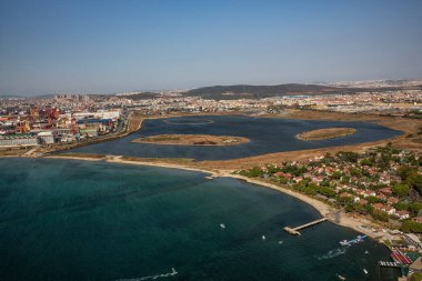 Tuzla, İstanbul, Türkiye - 25 Ağustos 2013; İstanbul Tuzla ilçesi. Marmara denizindeki tersanelerin hava manzarası. Bu tersane bölgesi 1960 'larda kuruldu ve yaklaşık 40 gemi yapım şirketi barındırıyor.