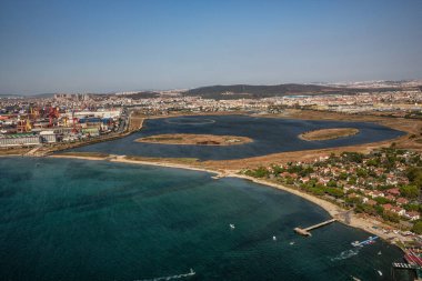 Tuzla, İstanbul, Türkiye - 25 Ağustos 2013; İstanbul Tuzla ilçesi. Marmara denizindeki tersanelerin hava manzarası. Bu tersane bölgesi 1960 'larda kuruldu ve yaklaşık 40 gemi yapım şirketi barındırıyor.