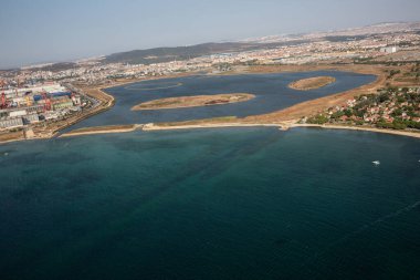 Tuzla, İstanbul, Türkiye - 25 Ağustos 2013; İstanbul Tuzla ilçesi. Marmara denizindeki tersanelerin hava manzarası. Bu tersane bölgesi 1960 'larda kuruldu ve yaklaşık 40 gemi yapım şirketi barındırıyor.