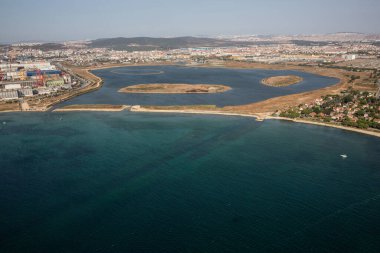 Tuzla, İstanbul, Türkiye - 25 Ağustos 2013; İstanbul Tuzla ilçesi. Marmara denizindeki tersanelerin hava manzarası. Bu tersane bölgesi 1960 'larda kuruldu ve yaklaşık 40 gemi yapım şirketi barındırıyor.