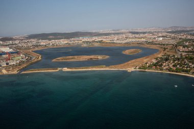 Tuzla, İstanbul, Türkiye - 25 Ağustos 2013; İstanbul Tuzla ilçesi. Marmara denizindeki tersanelerin hava manzarası. Bu tersane bölgesi 1960 'larda kuruldu ve yaklaşık 40 gemi yapım şirketi barındırıyor.