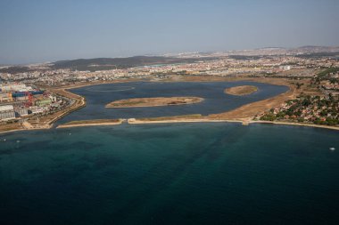 Tuzla, İstanbul, Türkiye - 25 Ağustos 2013; İstanbul Tuzla ilçesi. Marmara denizindeki tersanelerin hava manzarası. Bu tersane bölgesi 1960 'larda kuruldu ve yaklaşık 40 gemi yapım şirketi barındırıyor.