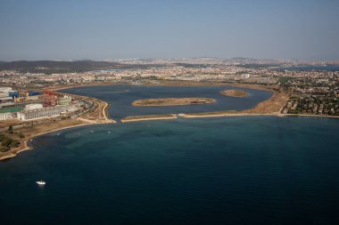Tuzla, İstanbul, Türkiye - 25 Ağustos 2013; İstanbul Tuzla ilçesi. Marmara denizindeki tersanelerin hava manzarası. Bu tersane bölgesi 1960 'larda kuruldu ve yaklaşık 40 gemi yapım şirketi barındırıyor.