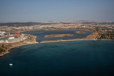 Tuzla, İstanbul, Türkiye - 25 Ağustos 2013; İstanbul Tuzla ilçesi. Marmara denizindeki tersanelerin hava manzarası. Bu tersane bölgesi 1960 'larda kuruldu ve yaklaşık 40 gemi yapım şirketi barındırıyor.