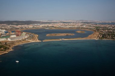Tuzla, İstanbul, Türkiye - 25 Ağustos 2013; İstanbul Tuzla ilçesi. Marmara denizindeki tersanelerin hava manzarası. Bu tersane bölgesi 1960 'larda kuruldu ve yaklaşık 40 gemi yapım şirketi barındırıyor.