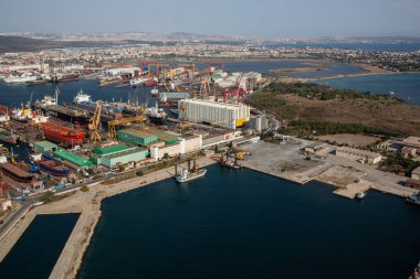 Tuzla, İstanbul, Türkiye - 25 Ağustos 2013; İstanbul Tuzla ilçesi. Marmara denizindeki tersanelerin hava manzarası. Bu tersane bölgesi 1960 'larda kuruldu ve yaklaşık 40 gemi yapım şirketi barındırıyor.