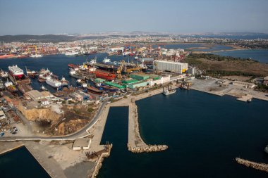 Tuzla, İstanbul, Türkiye - 25 Ağustos 2013; İstanbul Tuzla ilçesi. Marmara denizindeki tersanelerin hava manzarası. Bu tersane bölgesi 1960 'larda kuruldu ve yaklaşık 40 gemi yapım şirketi barındırıyor.