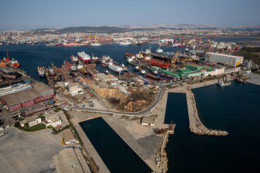 Tuzla, İstanbul, Türkiye - 25 Ağustos 2013; İstanbul Tuzla ilçesi. Marmara denizindeki tersanelerin hava manzarası. Bu tersane bölgesi 1960 'larda kuruldu ve yaklaşık 40 gemi yapım şirketi barındırıyor.