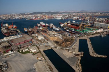 Tuzla, İstanbul, Türkiye - 25 Ağustos 2013; İstanbul Tuzla ilçesi. Marmara denizindeki tersanelerin hava manzarası. Bu tersane bölgesi 1960 'larda kuruldu ve yaklaşık 40 gemi yapım şirketi barındırıyor.
