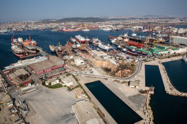 Tuzla, İstanbul, Türkiye - 25 Ağustos 2013; İstanbul Tuzla ilçesi. Marmara denizindeki tersanelerin hava manzarası. Bu tersane bölgesi 1960 'larda kuruldu ve yaklaşık 40 gemi yapım şirketi barındırıyor.