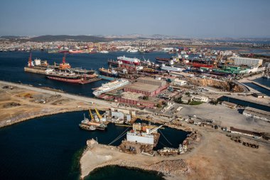 Tuzla, İstanbul, Türkiye - 25 Ağustos 2013; İstanbul Tuzla ilçesi. Marmara denizindeki tersanelerin hava manzarası. Bu tersane bölgesi 1960 'larda kuruldu ve yaklaşık 40 gemi yapım şirketi barındırıyor.