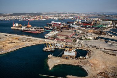 Tuzla, İstanbul, Türkiye - 25 Ağustos 2013; İstanbul Tuzla ilçesi. Marmara denizindeki tersanelerin hava manzarası. Bu tersane bölgesi 1960 'larda kuruldu ve yaklaşık 40 gemi yapım şirketi barındırıyor.