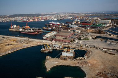 Tuzla, İstanbul, Türkiye - 25 Ağustos 2013; İstanbul Tuzla ilçesi. Marmara denizindeki tersanelerin hava manzarası. Bu tersane bölgesi 1960 'larda kuruldu ve yaklaşık 40 gemi yapım şirketi barındırıyor.
