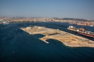 Tuzla, İstanbul, Türkiye - 25 Ağustos 2013; İstanbul Tuzla ilçesi. Marmara denizindeki tersanelerin hava manzarası. Bu tersane bölgesi 1960 'larda kuruldu ve yaklaşık 40 gemi yapım şirketi barındırıyor.