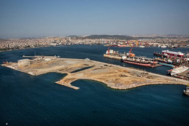Tuzla, İstanbul, Türkiye - 25 Ağustos 2013; İstanbul Tuzla ilçesi. Marmara denizindeki tersanelerin hava manzarası. Bu tersane bölgesi 1960 'larda kuruldu ve yaklaşık 40 gemi yapım şirketi barındırıyor.