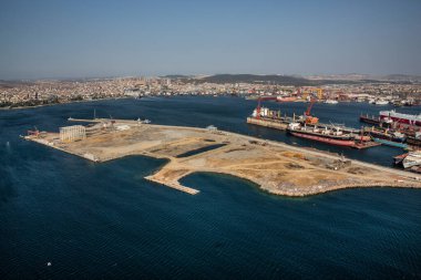 Tuzla, İstanbul, Türkiye - 25 Ağustos 2013; İstanbul Tuzla ilçesi. Marmara denizindeki tersanelerin hava manzarası. Bu tersane bölgesi 1960 'larda kuruldu ve yaklaşık 40 gemi yapım şirketi barındırıyor.
