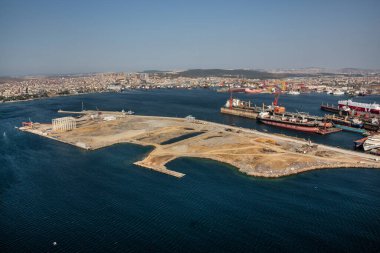 Tuzla, İstanbul, Türkiye - 25 Ağustos 2013; İstanbul Tuzla ilçesi. Marmara denizindeki tersanelerin hava manzarası. Bu tersane bölgesi 1960 'larda kuruldu ve yaklaşık 40 gemi yapım şirketi barındırıyor.
