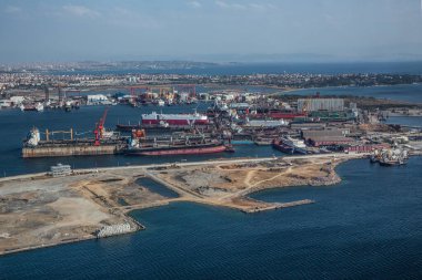 Tuzla, İstanbul, Türkiye - 25 Ağustos 2013; İstanbul Tuzla ilçesi. Marmara denizindeki tersanelerin hava manzarası. Bu tersane bölgesi 1960 'larda kuruldu ve yaklaşık 40 gemi yapım şirketi barındırıyor.