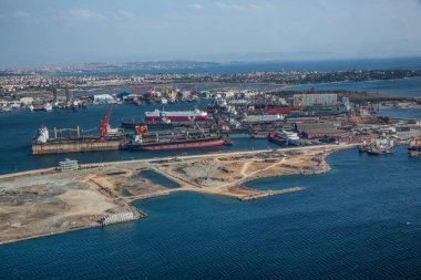 Tuzla, İstanbul, Türkiye - 25 Ağustos 2013; İstanbul Tuzla ilçesi. Marmara denizindeki tersanelerin hava manzarası. Bu tersane bölgesi 1960 'larda kuruldu ve yaklaşık 40 gemi yapım şirketi barındırıyor.