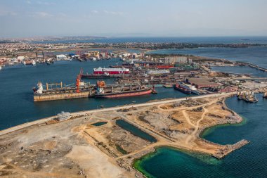 Tuzla, İstanbul, Türkiye - 25 Ağustos 2013; İstanbul Tuzla ilçesi. Marmara denizindeki tersanelerin hava manzarası. Bu tersane bölgesi 1960 'larda kuruldu ve yaklaşık 40 gemi yapım şirketi barındırıyor.
