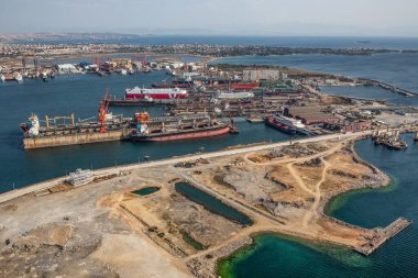 Tuzla, İstanbul, Türkiye - 25 Ağustos 2013; İstanbul Tuzla ilçesi. Marmara denizindeki tersanelerin hava manzarası. Bu tersane bölgesi 1960 'larda kuruldu ve yaklaşık 40 gemi yapım şirketi barındırıyor.
