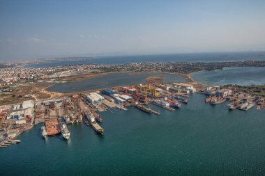Tuzla, İstanbul, Türkiye - 25 Ağustos 2013; İstanbul Tuzla ilçesi. Marmara denizindeki tersanelerin hava manzarası. Bu tersane bölgesi 1960 'larda kuruldu ve yaklaşık 40 gemi yapım şirketi barındırıyor.