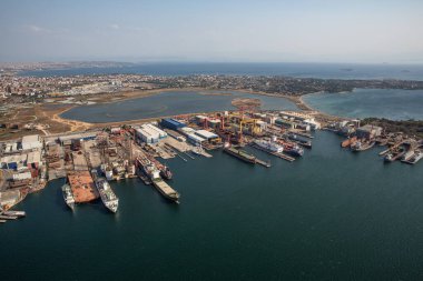 Tuzla, İstanbul, Türkiye - 25 Ağustos 2013; İstanbul Tuzla ilçesi. Marmara denizindeki tersanelerin hava manzarası. Bu tersane bölgesi 1960 'larda kuruldu ve yaklaşık 40 gemi yapım şirketi barındırıyor.