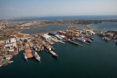 Tuzla, İstanbul, Türkiye - 25 Ağustos 2013; İstanbul Tuzla ilçesi. Marmara denizindeki tersanelerin hava manzarası. Bu tersane bölgesi 1960 'larda kuruldu ve yaklaşık 40 gemi yapım şirketi barındırıyor.