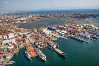 Tuzla, İstanbul, Türkiye - 25 Ağustos 2013; İstanbul Tuzla ilçesi. Marmara denizindeki tersanelerin hava manzarası. Bu tersane bölgesi 1960 'larda kuruldu ve yaklaşık 40 gemi yapım şirketi barındırıyor.