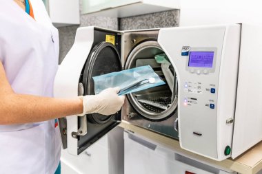 İstanbul, Türkiye - 11 Aralık 2017; otoklavdaki tıbbi araçların sterilize edilmesi. Diş hekimliği. Diş hekimliği sterilizasyon bölümünde modern laboratuvar otoklavi sterilizatörü.