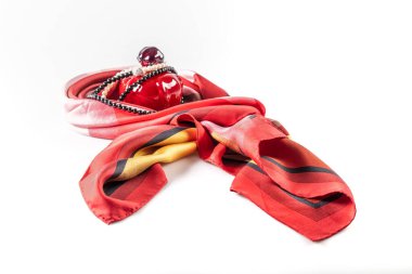 Yeni kadın parfümü, inci kolye, yakın plan beyaz bir fular..