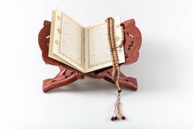 Kutsal Kur 'an ve namaz yalnız ayakta duruyor. 