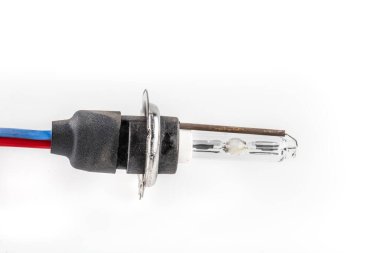 Işık arka planında beyaz, siyah ve gümüş elektrik prizi yakın plan.