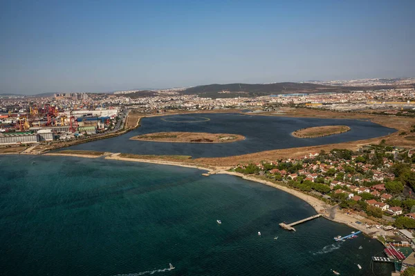 Tuzla, İstanbul, Türkiye - 25 Ağustos 2013; İstanbul Tuzla ilçesi. Marmara denizindeki tersanelerin hava manzarası. Bu tersane bölgesi 1960 'larda kuruldu ve yaklaşık 40 gemi yapım şirketi barındırıyor.