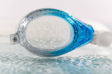 Su damlalarıyla yüzmek için gözlük. Yüzme Havuzu .