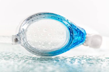 Su damlalarıyla yüzmek için gözlük. Yüzme Havuzu .