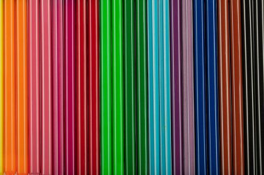 Arkaplan olarak renk keçeli kalemler kümesi