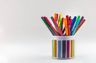 Beyaz arkaplandaki renk keçeli kalemler
