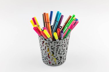 Beyaz arkaplandaki renk keçeli kalemler