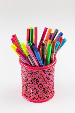 Beyaz arkaplandaki renk keçeli kalemler