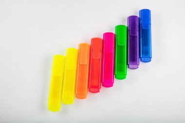 Beyaz arkaplandaki renk keçeli kalemler