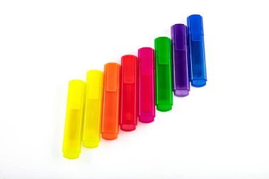 Beyaz arkaplandaki renk keçeli kalemler