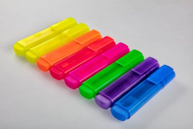 Beyaz arkaplandaki renk keçeli kalemler