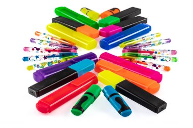 Beyaz arka planda izole edilmiş renkli işaretler. Renkli Keçeli Kalemler .