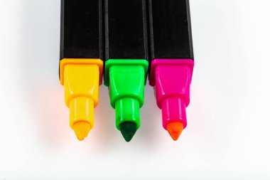 Açık Renkli İşaretler Beyaz Arkaplanda izole edildi. Renkli Keçeli Kalemler .