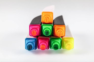 Açık Renkli İşaretler Beyaz Arkaplanda izole edildi. Renkli Keçeli Kalemler .