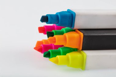 Açık Renkli İşaretler Beyaz Arkaplanda izole edildi. Renkli Keçeli Kalemler .